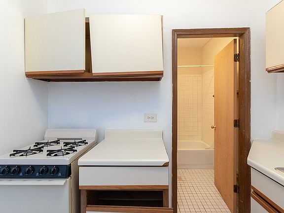 3rd image of 821 W Cornelia Ave APT 315