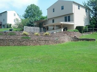 870 Country Ln, York, PA 17406