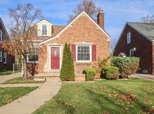 1792 Roslyn Rd, Grosse Pointe Woods, MI 48236
