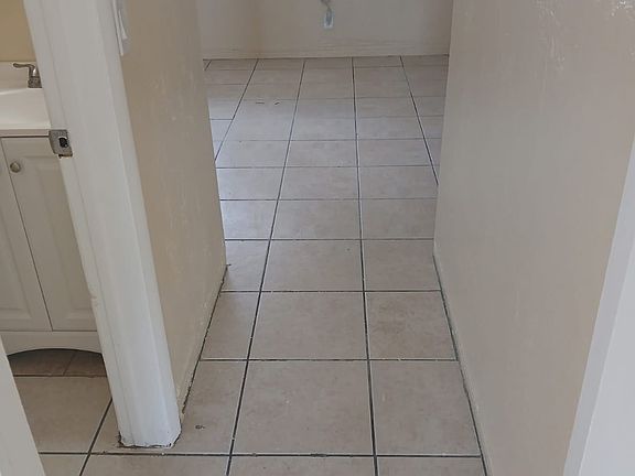 3rd image of 521 NE 35th Ct #P