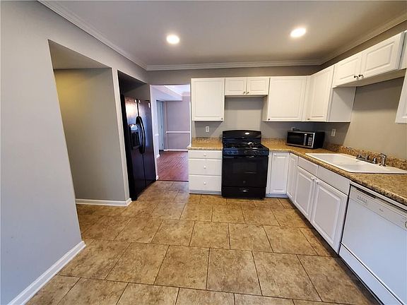 3rd image of 983 Park Forest Dr