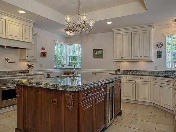 5th image of 533 Suwanee Cir