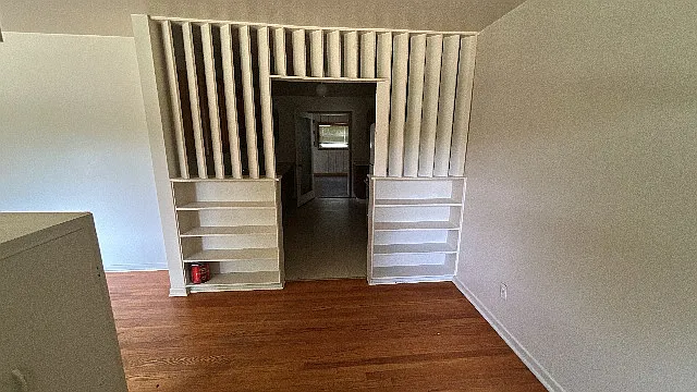 2704 S Glenwood Ave — Photo 3