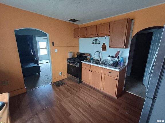 3rd image of 717 Railroad St