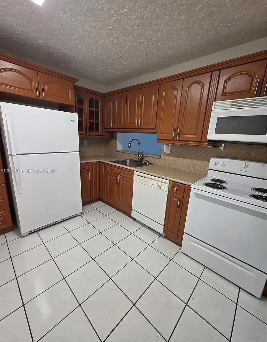 Horizons West Condo #5 — Photo 4