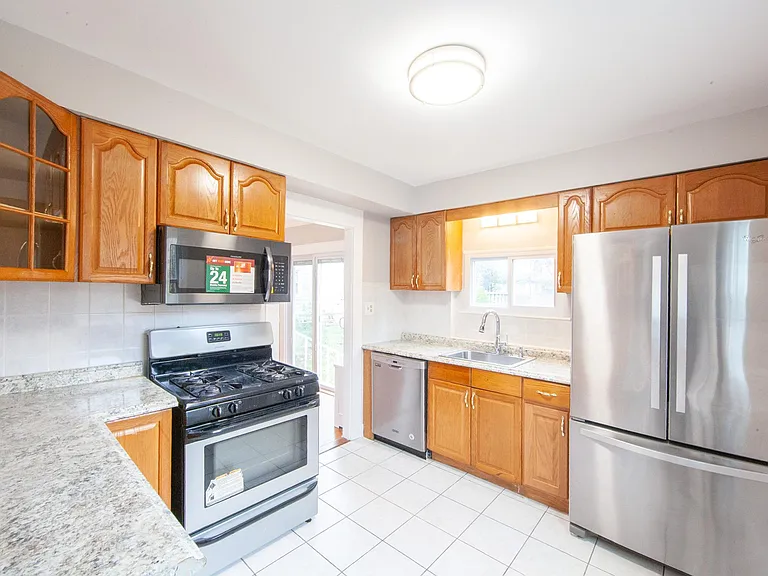 4 Oakcroft Ave — Photo 6