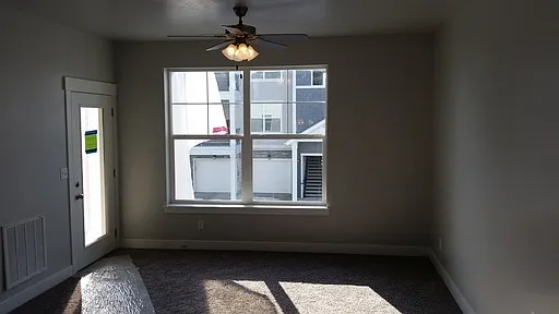 124 W Silver Springs Dr — Photo 9