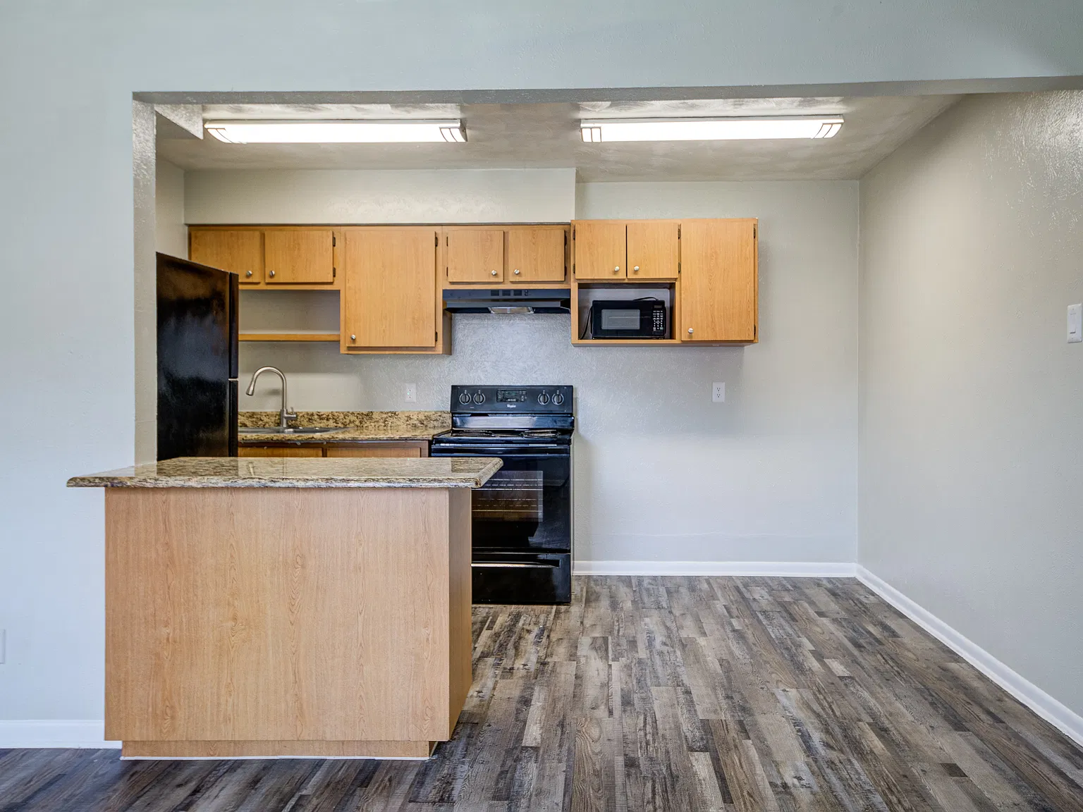 Oakwood Crest Furnished (Optional) Apartments — Photo 1