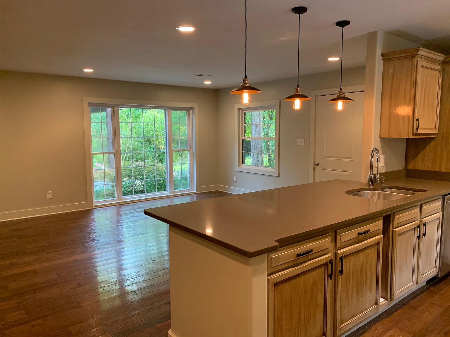 400 Larch Ln — Photo 2