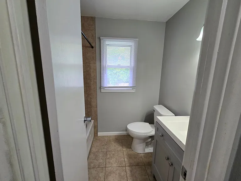 913 Hillside Dr — Photo 2