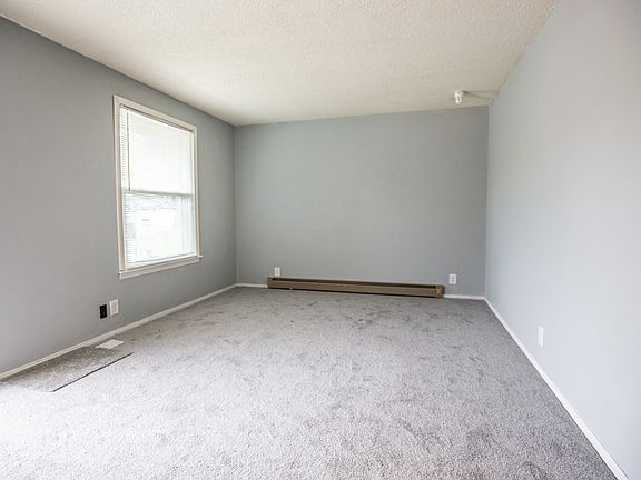 3rd image of 410 Matthews Ct