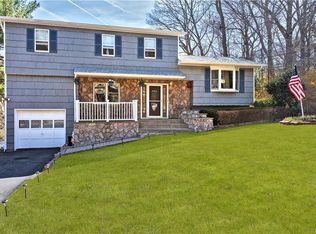 207 Dahlia Dr, Mahopac, NY 10541