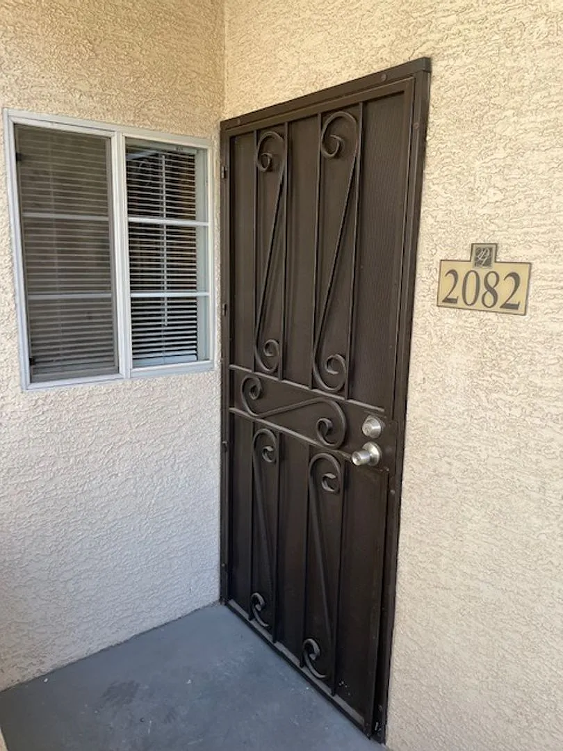 Great Upstairs Condo W/ Garage Located in Summerlin Area — Photo 2