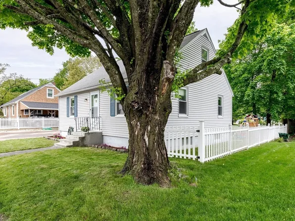 7 Leonard St, Shirley, MA 01464