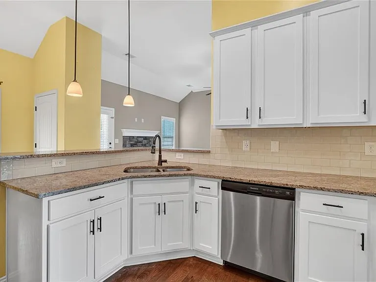 80 Whitley Ct — Photo 12