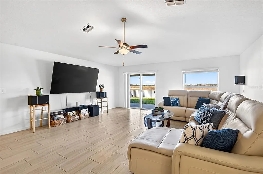 4 bed, 2.0 bath, 2270 sqft, $3,200 — Photo 3