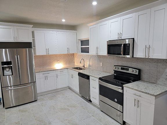 5th image of 907 E Saint Clair St