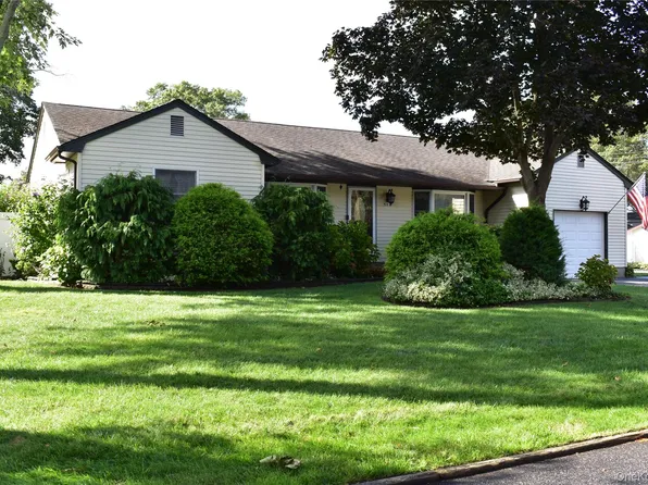 386 Lillian Boulevard, Holbrook, NY 11741