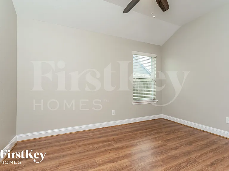 605 England St — Photo 11