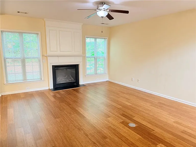2380 Fairlie Dr — Photo 4