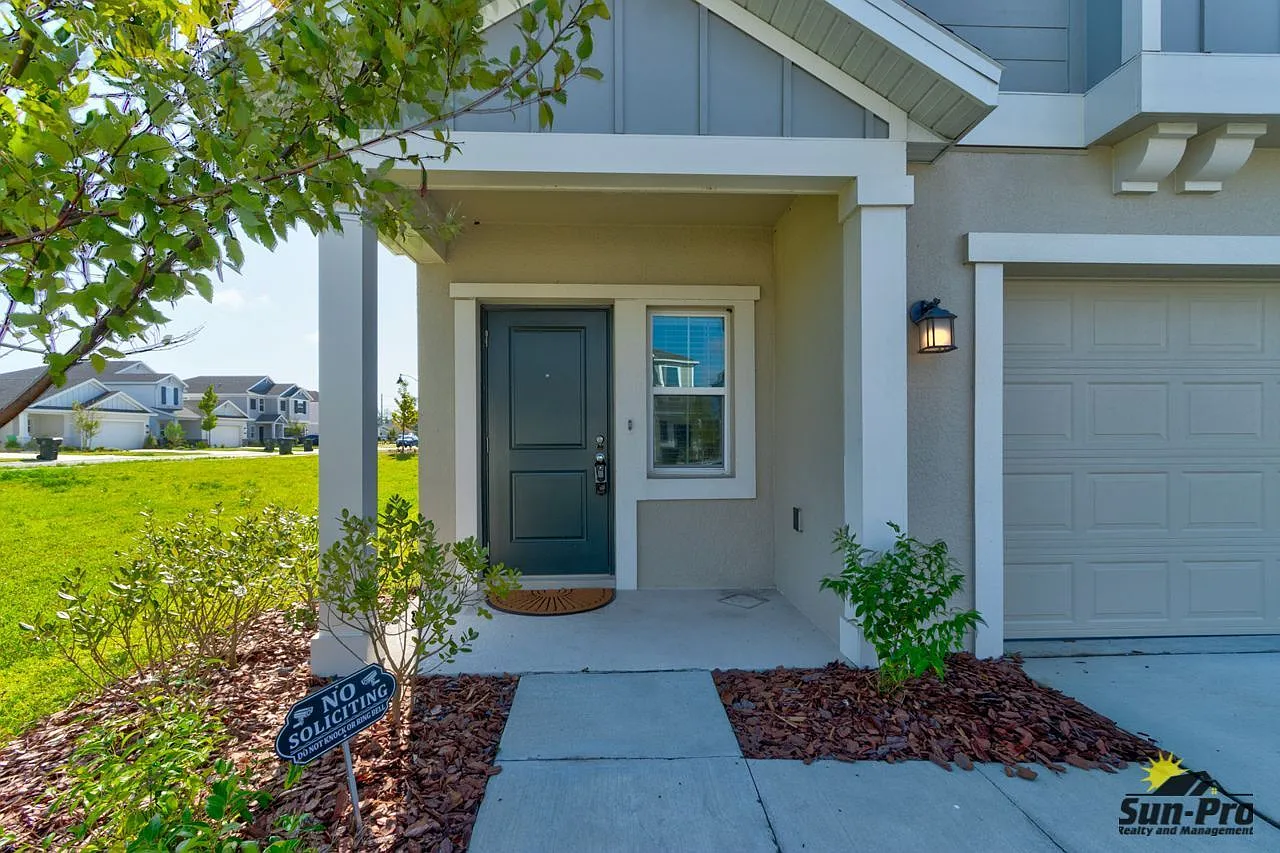 4 bed, 2.0 bath, 1879 sqft, $2,450 — Photo 2