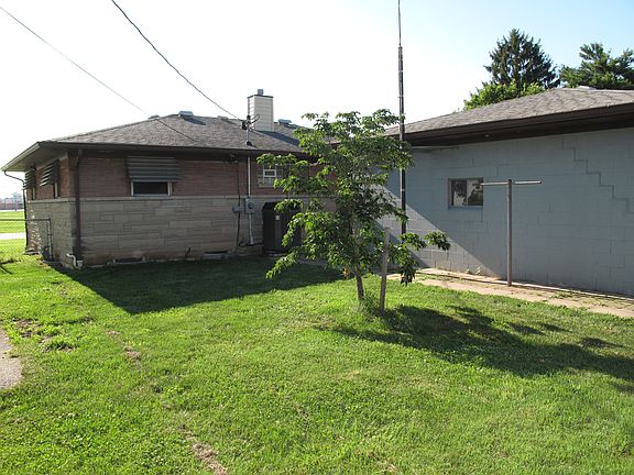 3rd image of 2560 N Lynhurst Dr