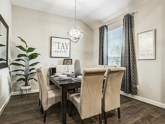 This dining room is ready for entertaining!