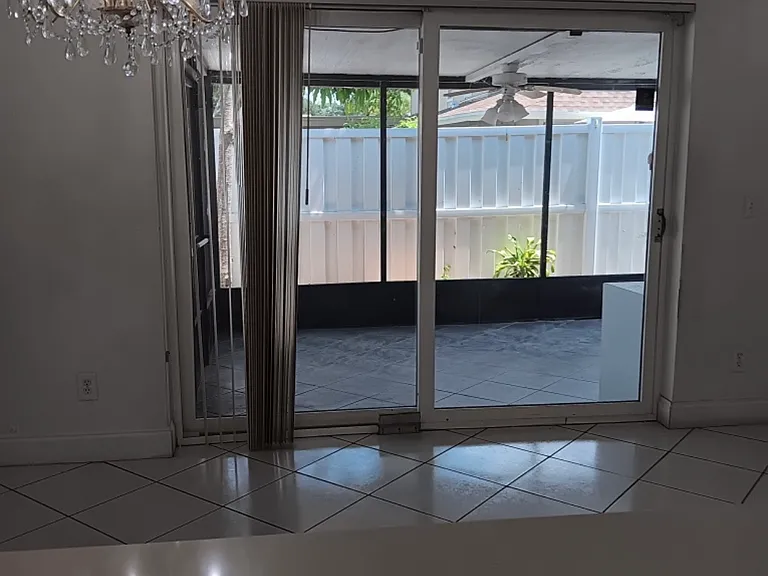 7213 Laguna Ct — Photo 2