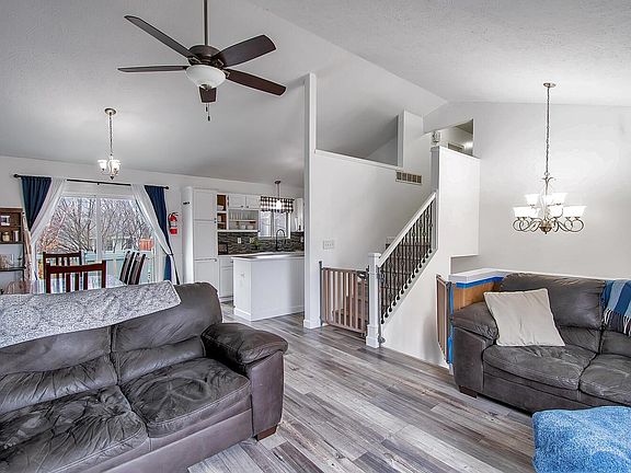 3rd image of 221 E Catalpa Ct
