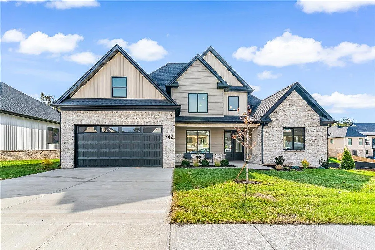 742 Azalea Ln photo 1