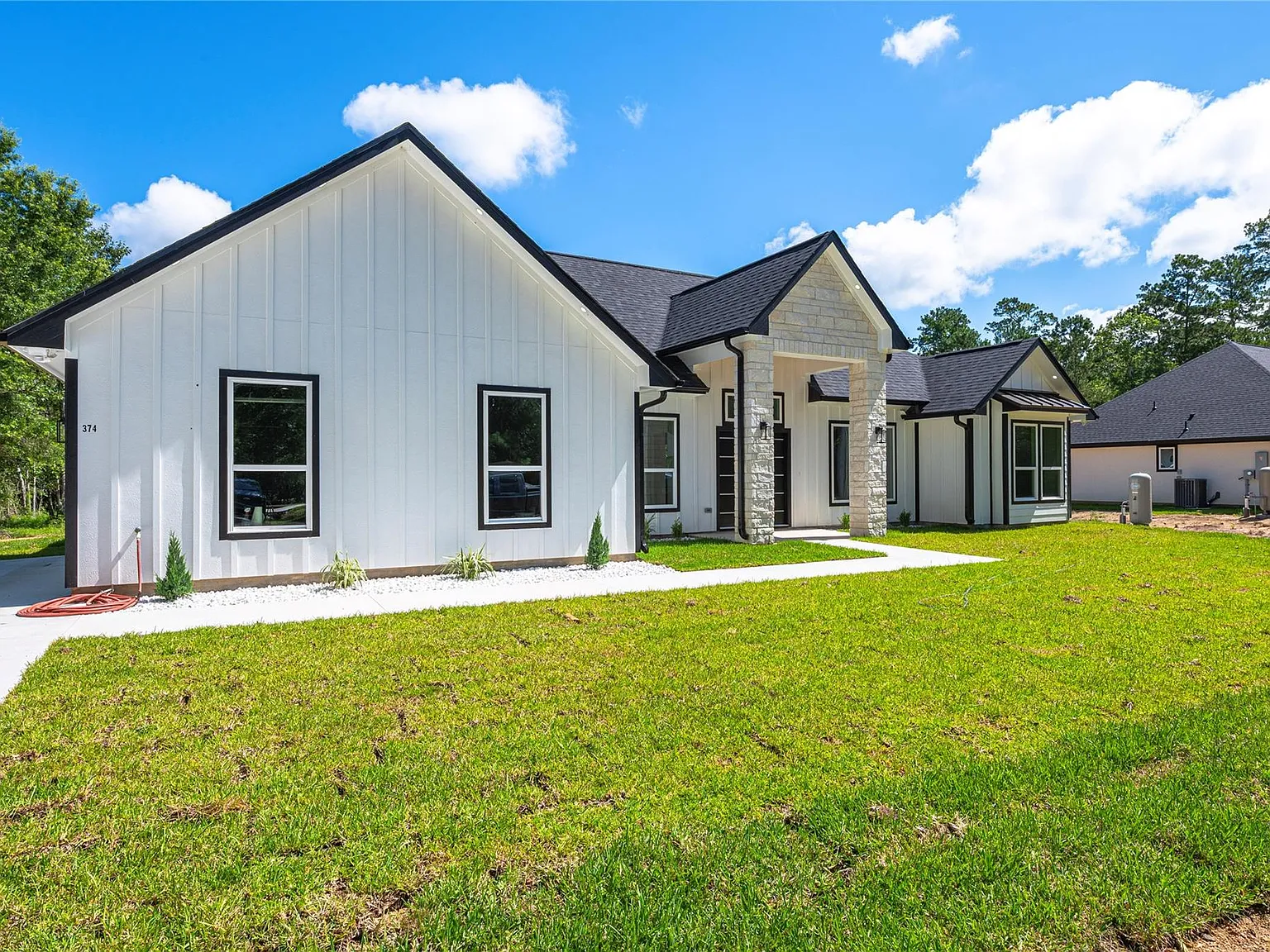 4 bed, 2.5 bath, 2430 sqft, $3,000 — Photo 1