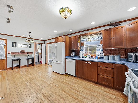 5th image of 261 Price Rd