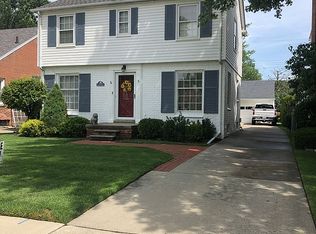 2118 Beaufait Dr, Grosse Pointe Woods, MI 48236