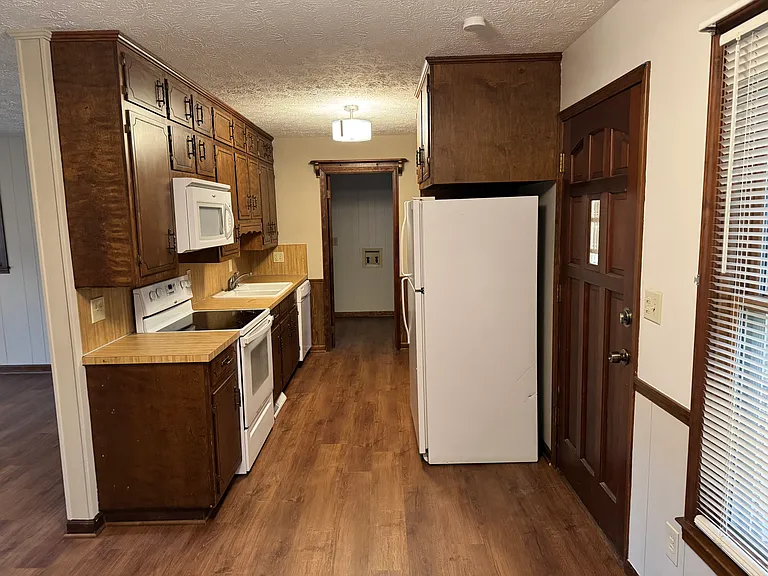 Kitchen with loads of cabinets