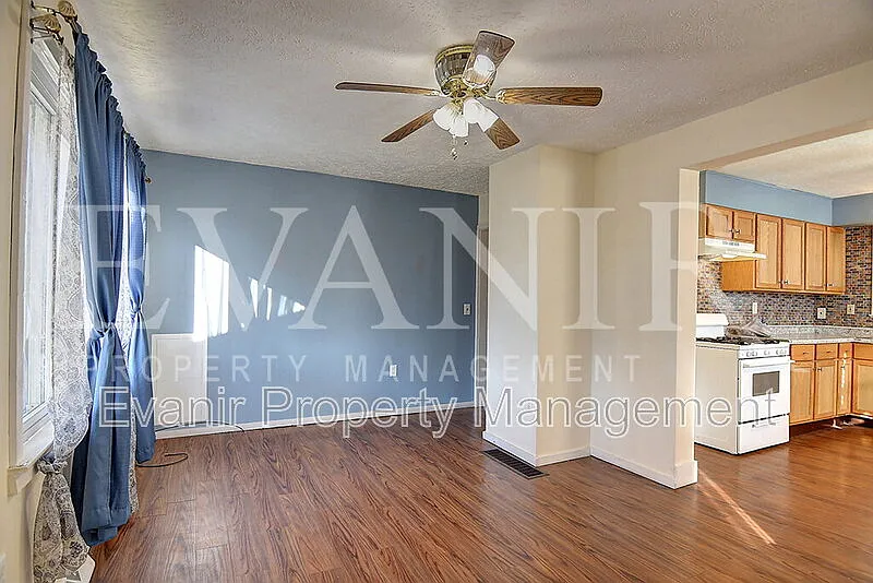3 bed, 1.0 bath, 864 sqft, $1,390 — Photo 3