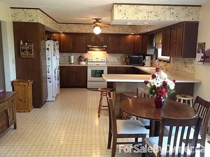 Kitchen and dining area : Very large kitchen, breakfast bar and dining area