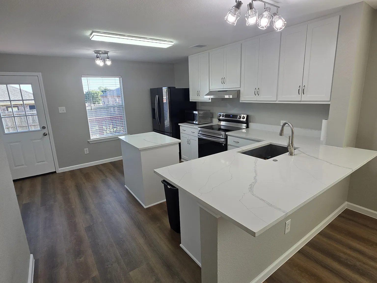 3 bed, 1228 sqft, $1,900 — Photo 2