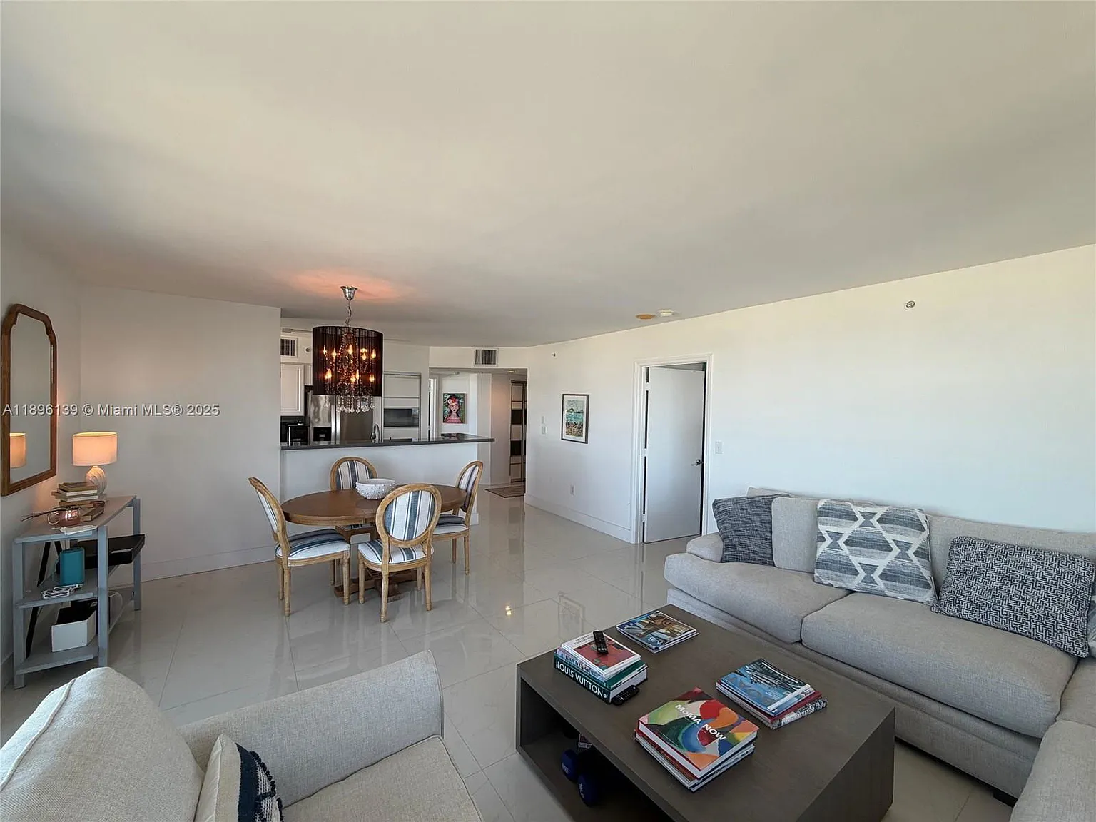 2 bed, 2.0 bath, 1130 sqft, $5,900 — Photo 2