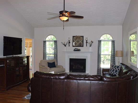 3rd image of 1012 Crimson Creek Dr