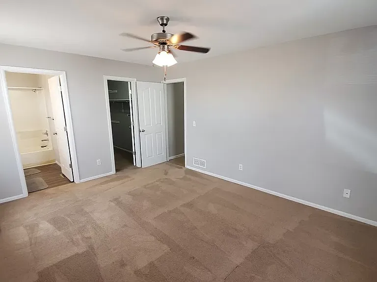 Master bedroom with en-suite bathroom and walk-in closet