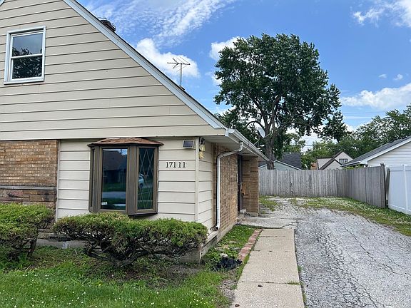 3rd image of 17111 Oakwood Ave