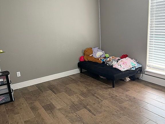 5th image of 325 Lauren Dr