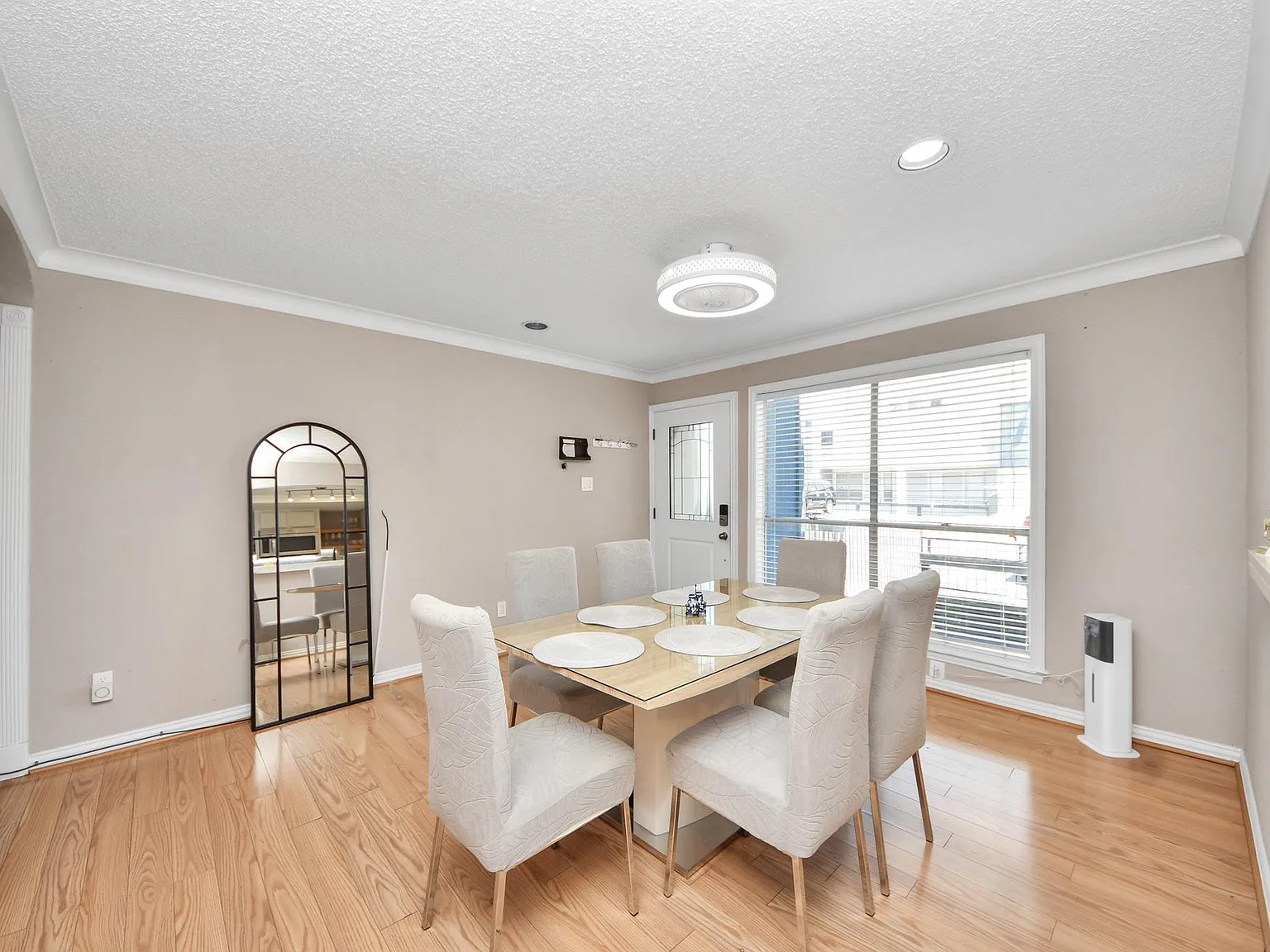 3 bed, 2.5 bath, 1924 sqft, $1,800 — Photo 4