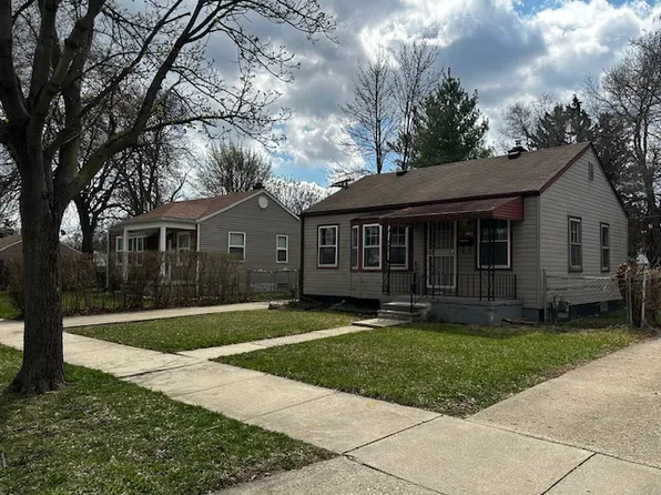 18590 Roscommon St, Harper Woods, MI 48225