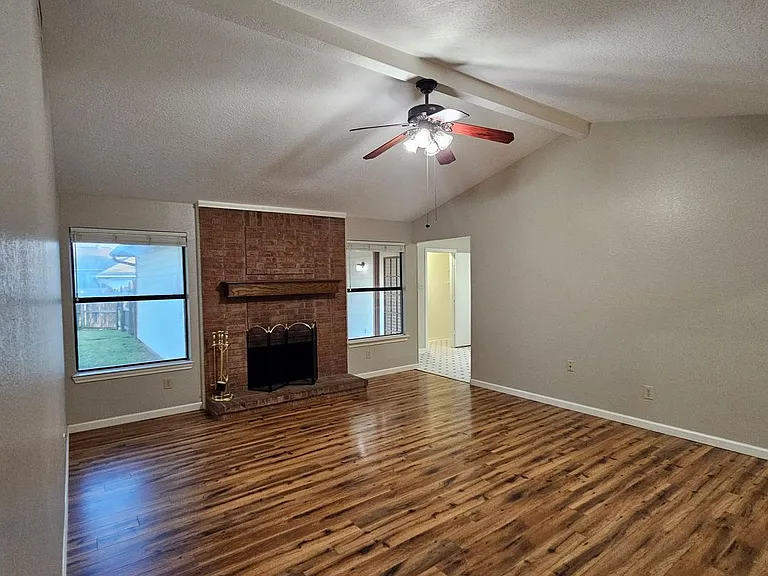 1402 Sheppard Ln — Photo 17