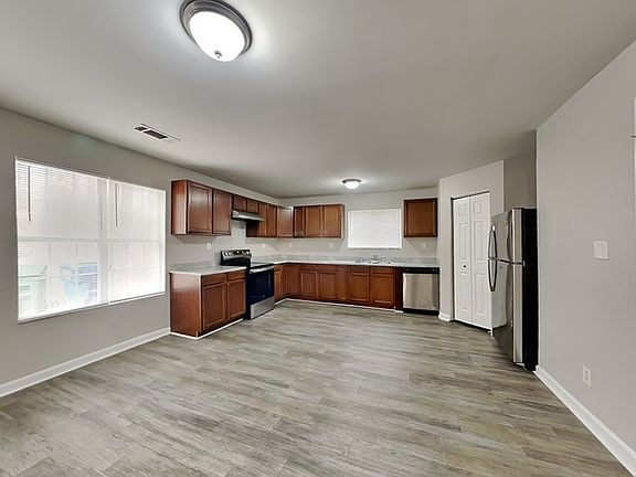 4th image of 3547 Oakshire Way SE