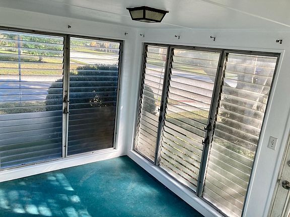 Front sunroom with air conditioning.