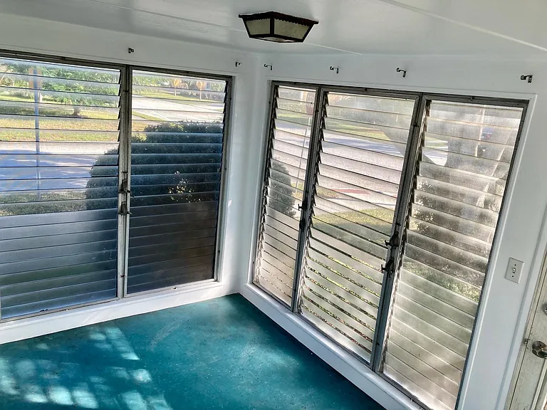 Front sunroom with air conditioning.