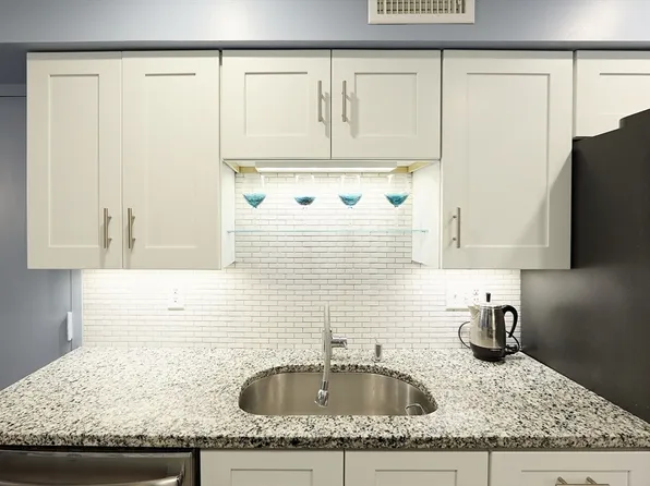 10 Beals Cove Rd APT J, Hingham, MA 02043