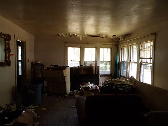5th image of 868 Edgecumbe Ave